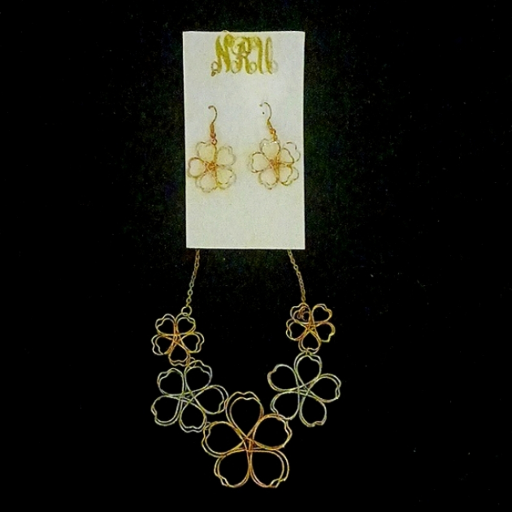 NWT BOUTIQUE GOLD/SILVER NECKLACE WITH MATCHING EARRINGS